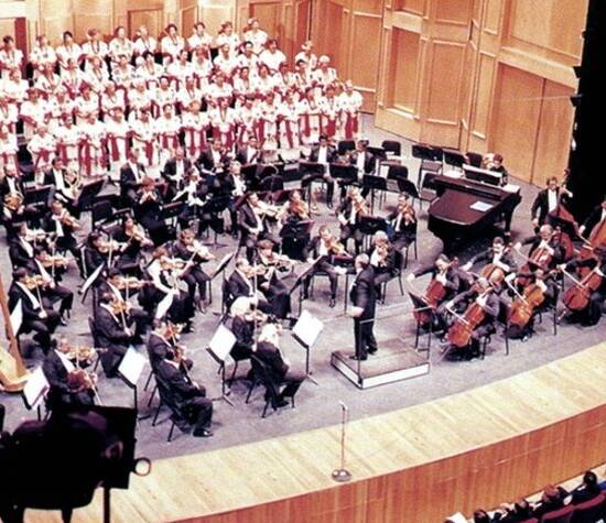 Concierto de XXV aniversario de la Orquesta Clásica de México en el Palacio de Bellas Artes interpretando la Cantata "Yucatán" del compositor Vicente Uvalle Castillo, interpretada por el Coro Amigas de la Música. 1998