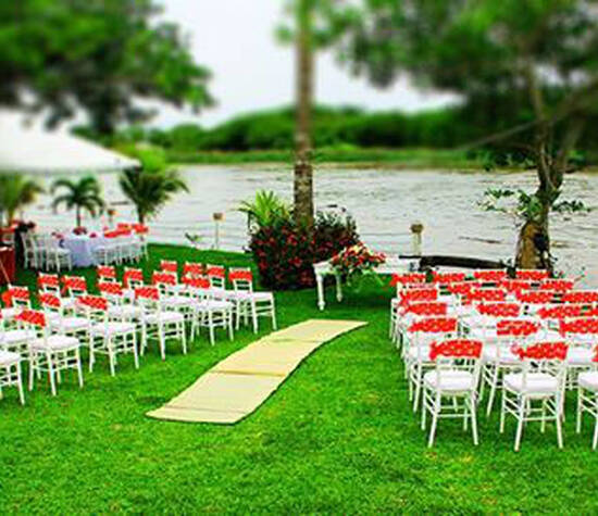 Banquete para boda a la orilla del rio