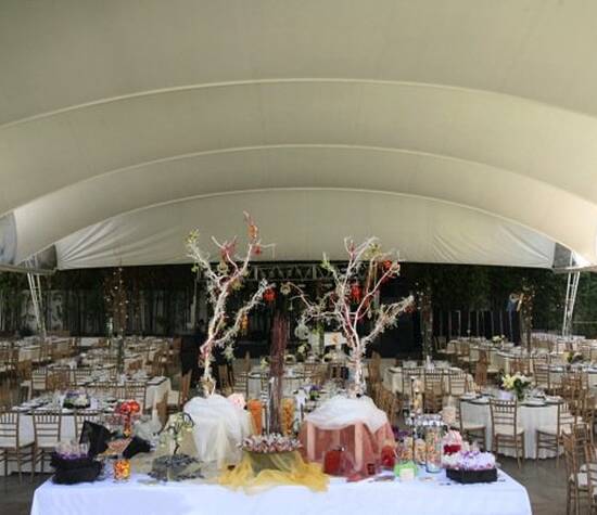Montaje de mesas de postres y renta de carpas para bodas al aire libre - Foto Dinara Banquetes