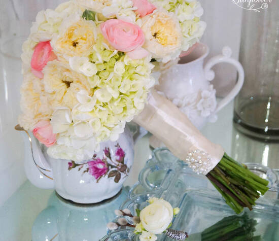 Ramo de novia con rosas de jardín y hortensias