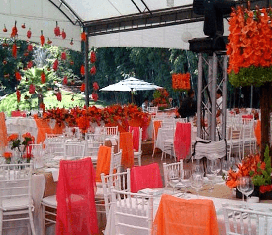Montaje de boda al aire libre con colores de la temporada - Foto Paladares