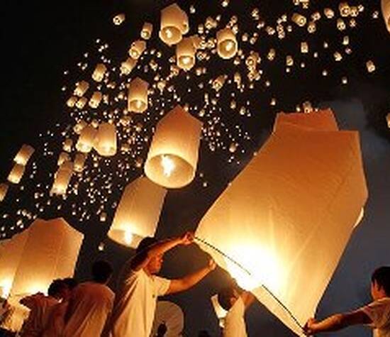 Decoración de boda con accesorios para iluminación como globos de cantoya, por Lámparas de Cielo