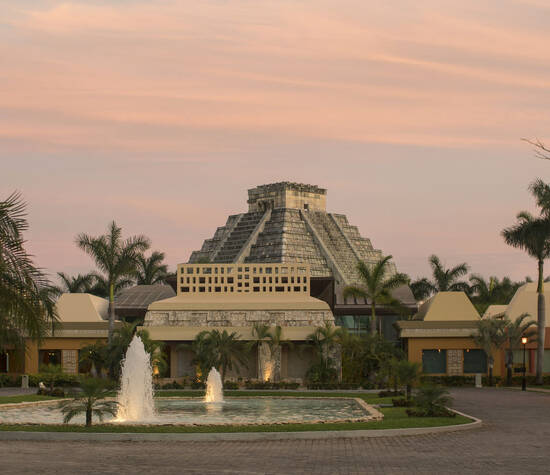 IBEROSTAR Paraíso Maya es el lugar ideal para el destino de tu boda. Celebra tu día en este lujoso resort con servicios 5 estrellas, magníficas instalaciones y paquetes diseñados para hacer tu evento inolvidable. 