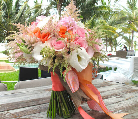 Decoración y diseño floral para bodas, ramos de novia, boutonnier, centros de mesa, tocados. Magnolia Florería en Mérida