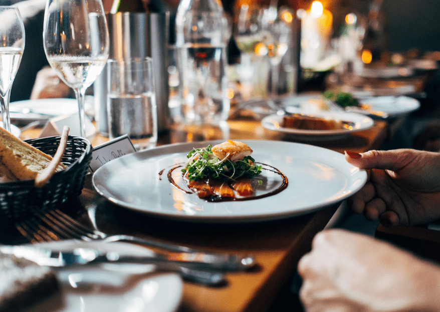 Buffet o servicio emplatado ¿Qué es mejor para el banquete de tu boda?