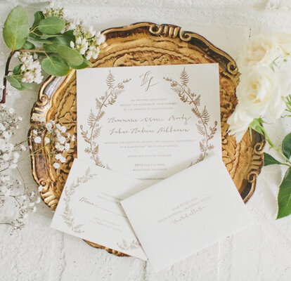 35 preciosas invitaciones de boda en color blanco: ¡Los diseños más  clásicos!