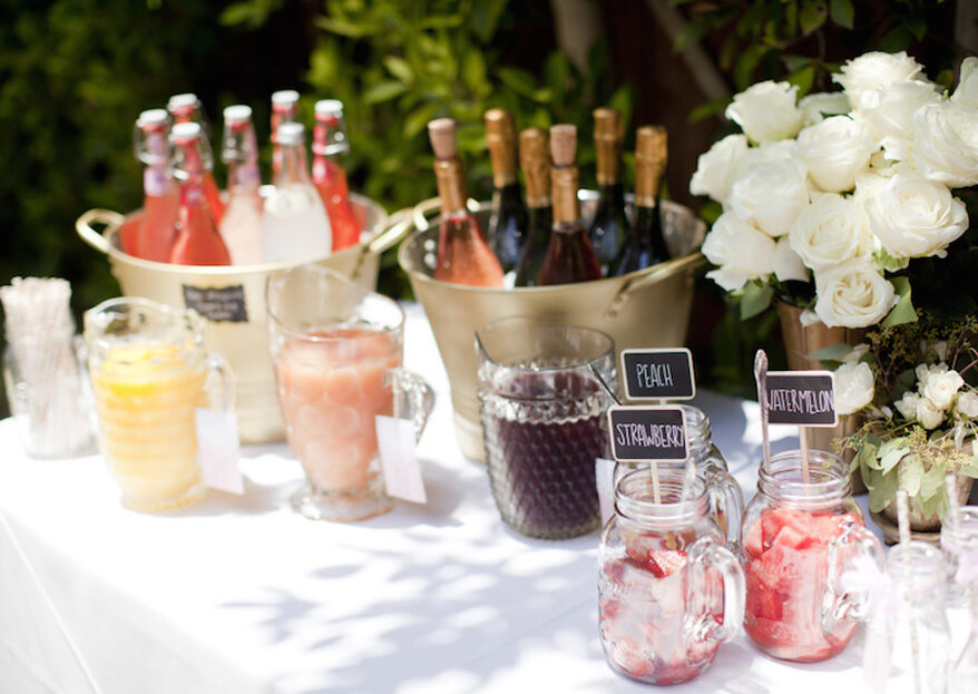 Barras de bebidas cool para una boda divertida: ¡Imprescindibles!